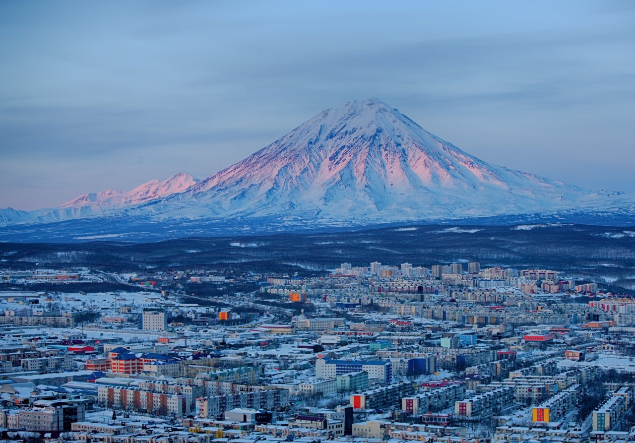 Панорама Петропавловска-Камчатского на рассвете. Фото: Bborriss.67/Shutterstock